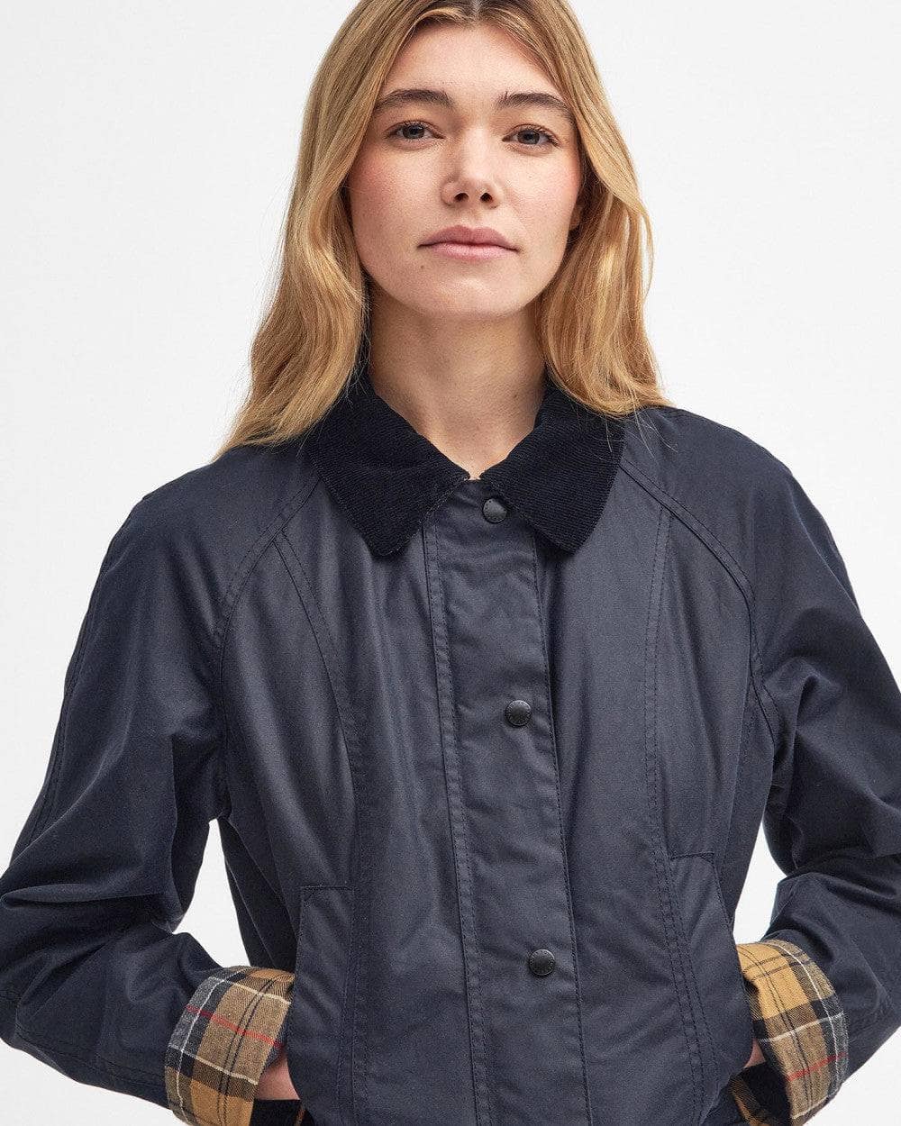 Barbour marineblå jakke - på modell 1
