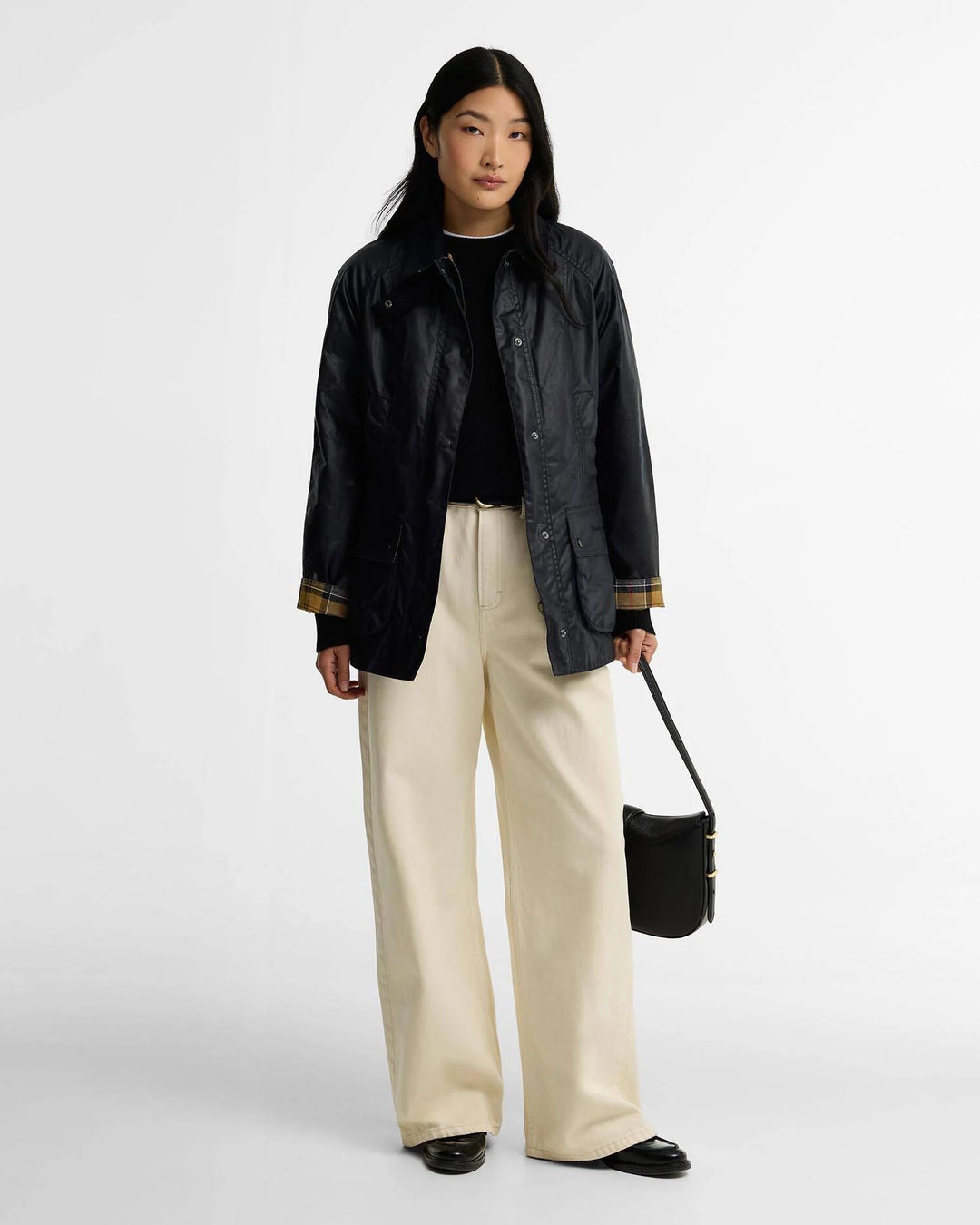 Barbour marineblå jakke - på modell forfra
