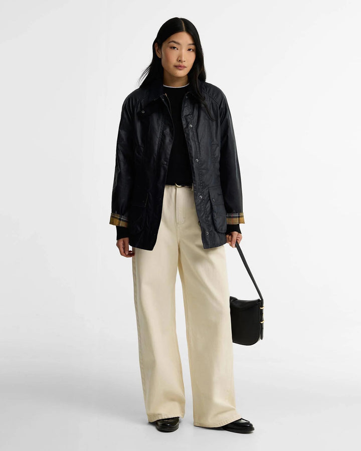 Barbour marineblå jakke - på modell forfra