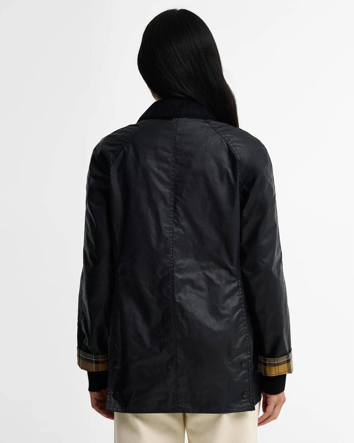 Barbour marineblå jakke - på modell bakfra