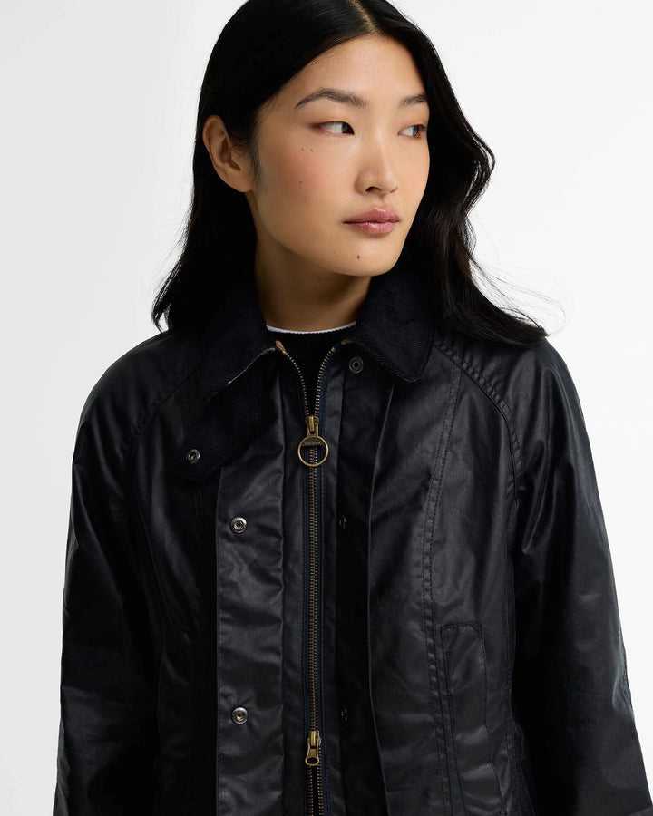 Barbour marineblå jakke - på modell forfra