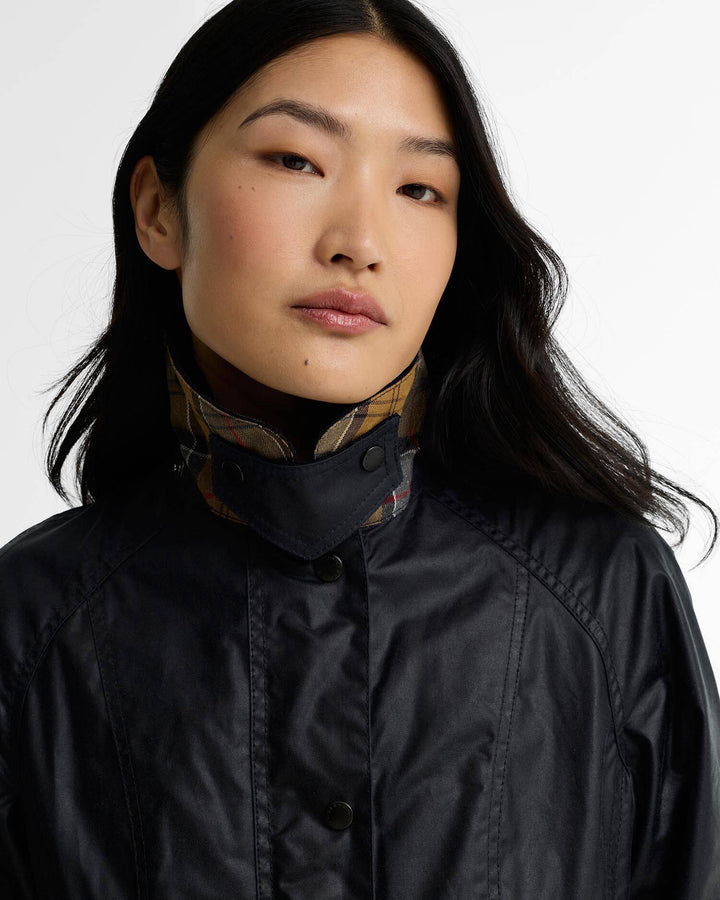 Barbour marineblå jakke - på modell forfra