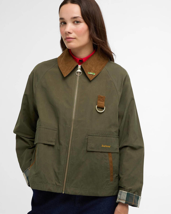Barbour olivengrønn jakke - på modell forfra