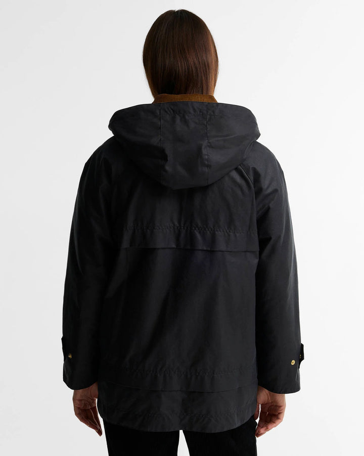Barbour marineblå jakke - på modell bakfra
