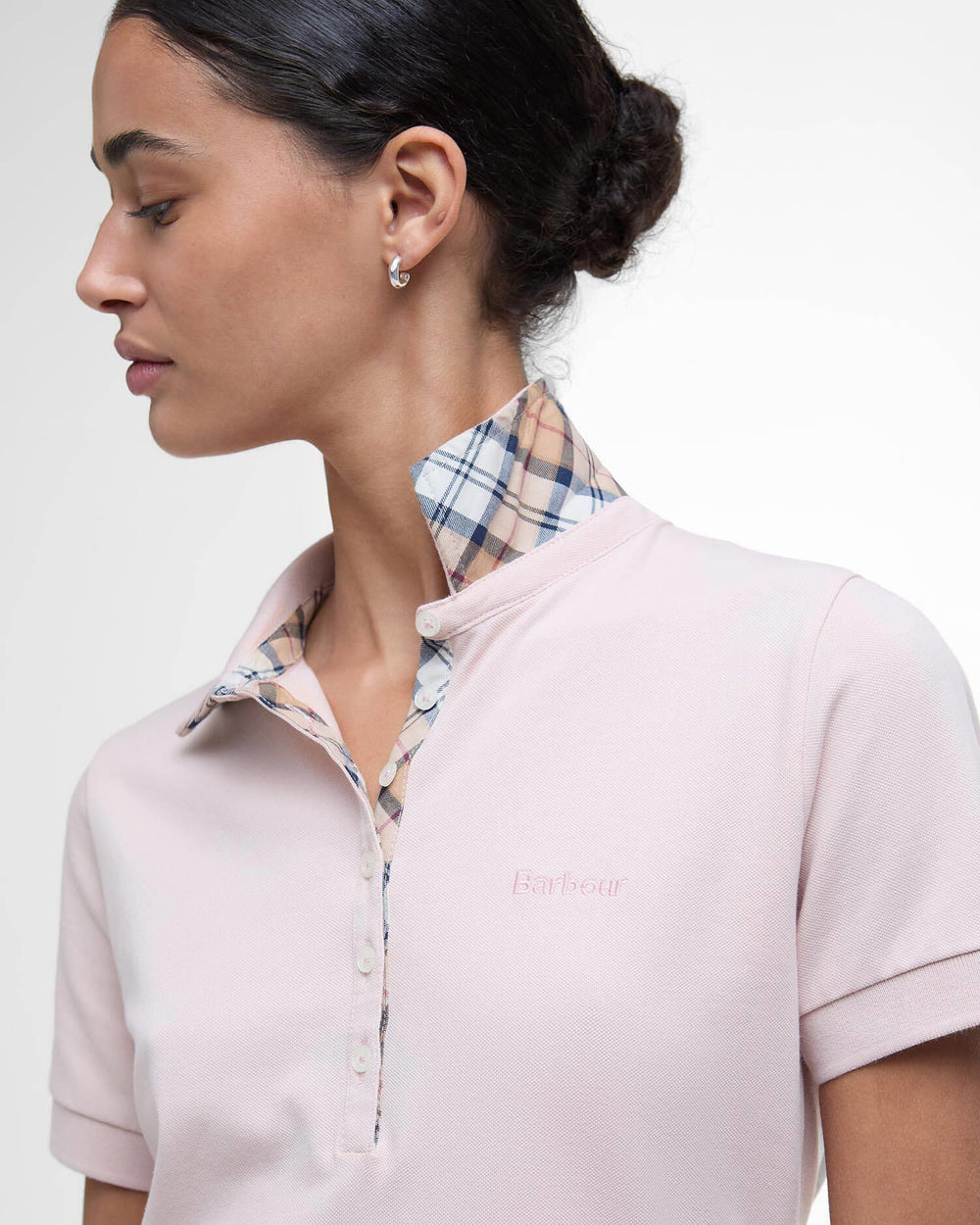 Lys rosa poloskjorte med rutet krage og Barbour-logo, sidevinkel på modell i profil