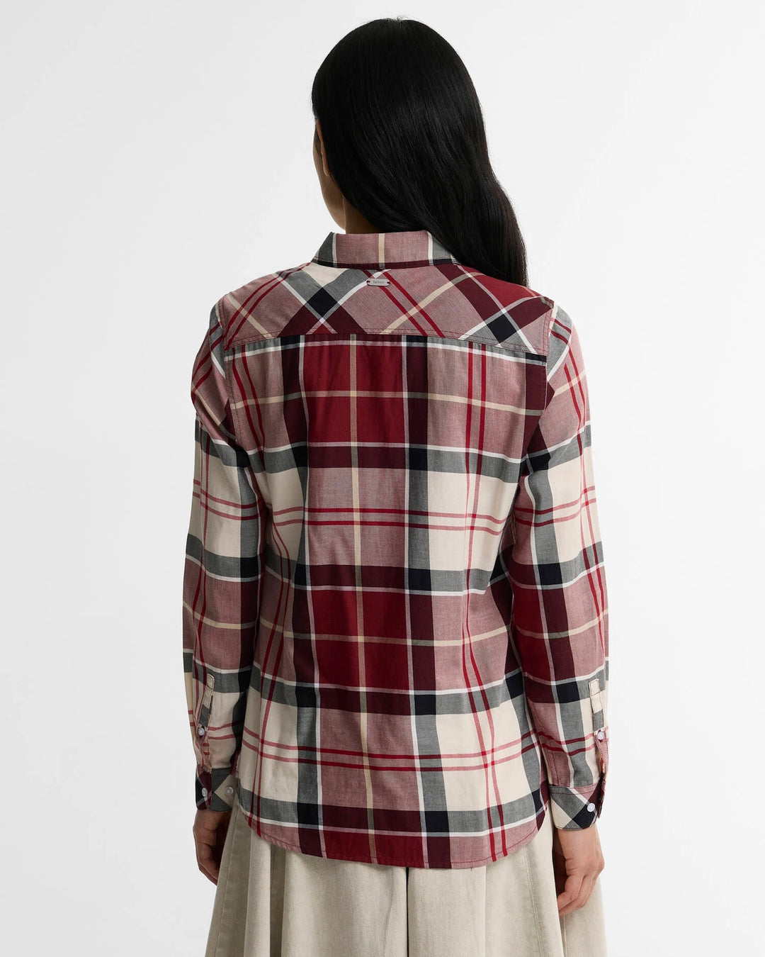 Barbour burgunder skjorte - på modell bakfra