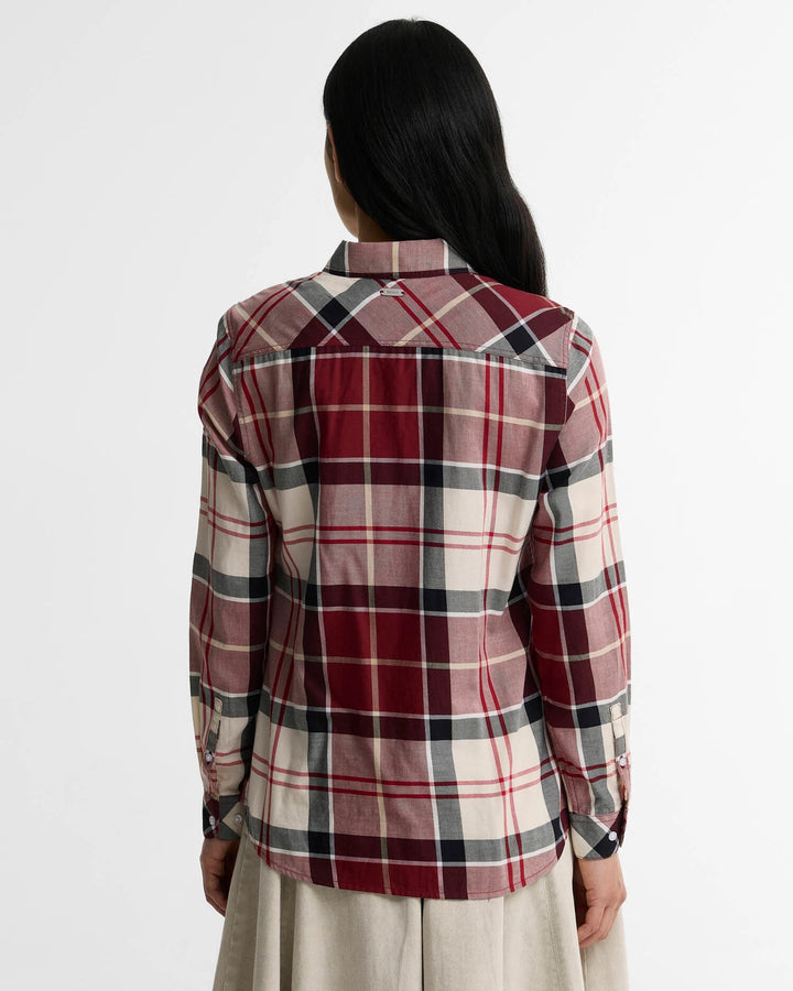 Barbour burgunder skjorte - på modell bakfra