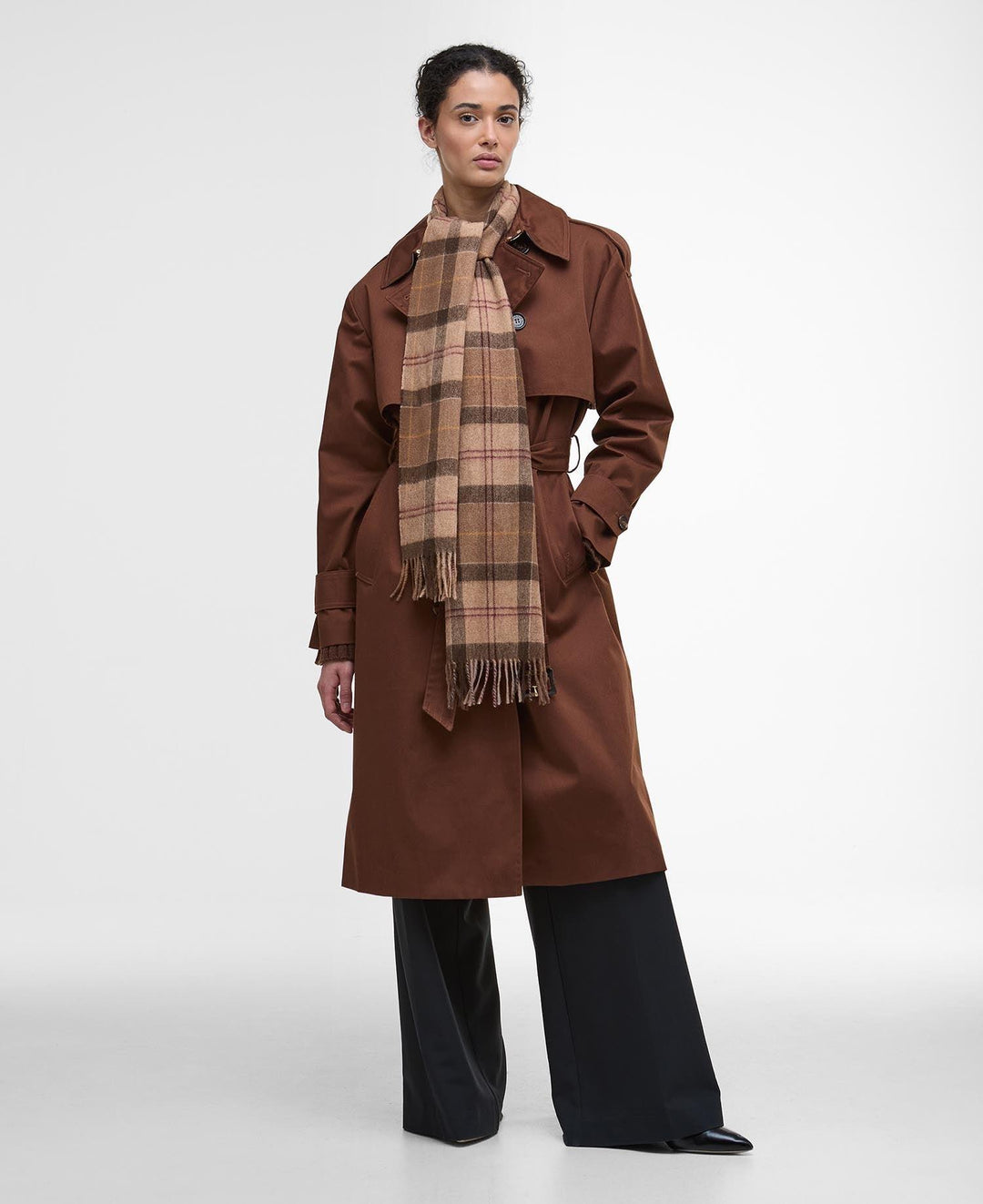 Barbour kamel tilbehør skjerf - på modell forfra