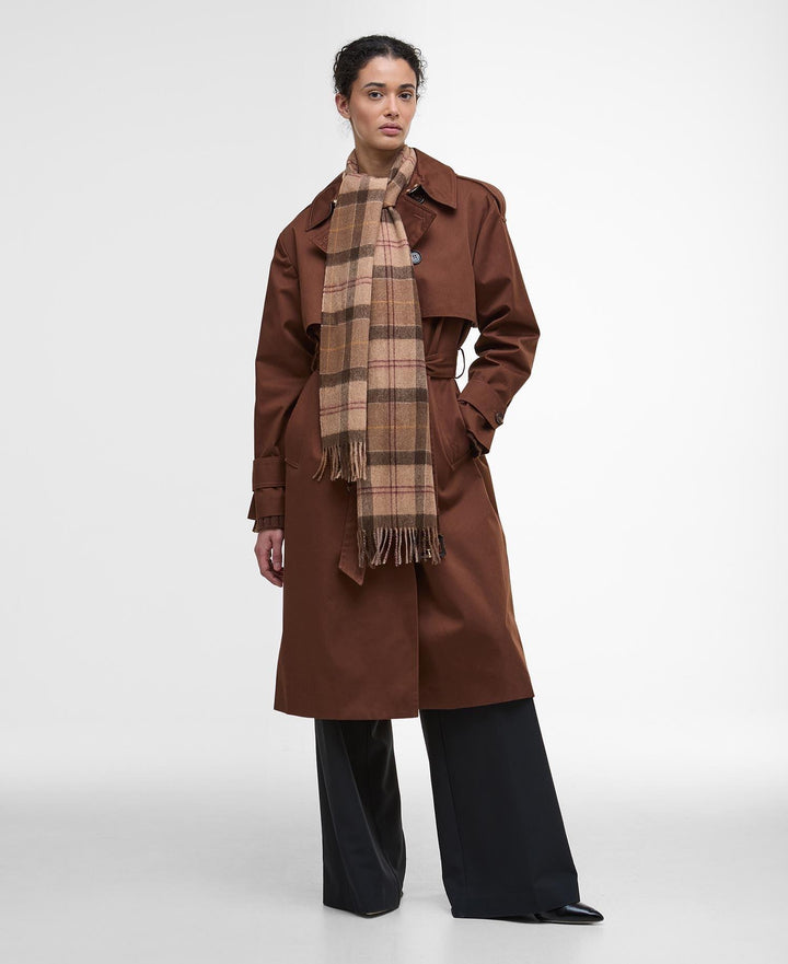 Barbour kamel tilbehør skjerf - på modell forfra