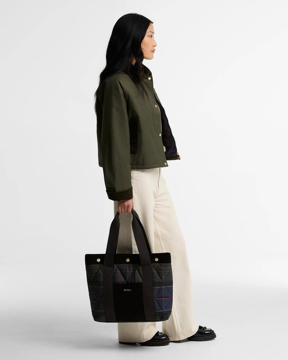 Barbour mørkegrå tilbehør veske - på modell
