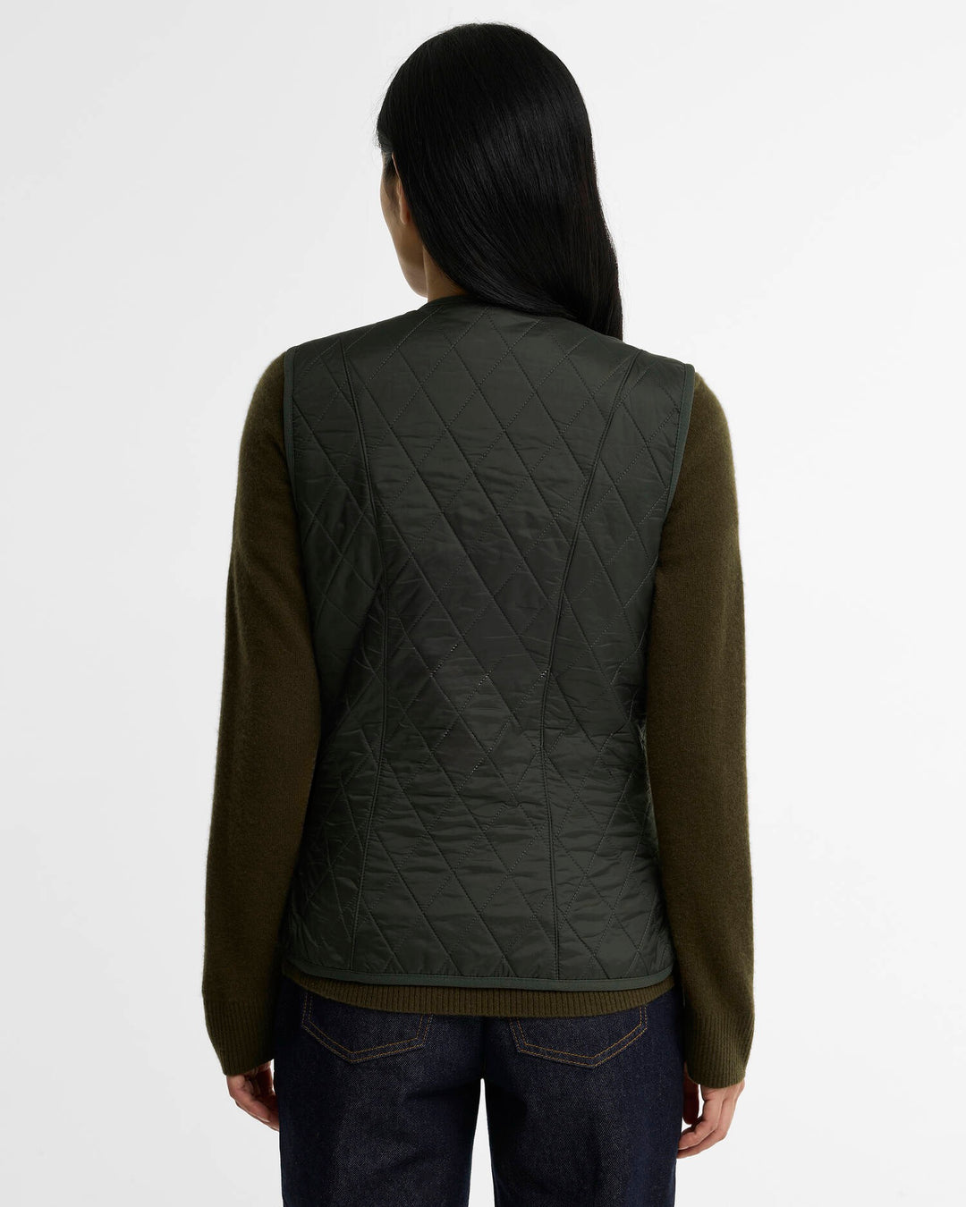 Barbour mørk oliven vest - på modell bakfra