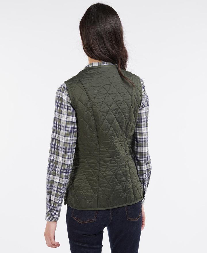 Barbour mørk oliven vest - på modell bakfra