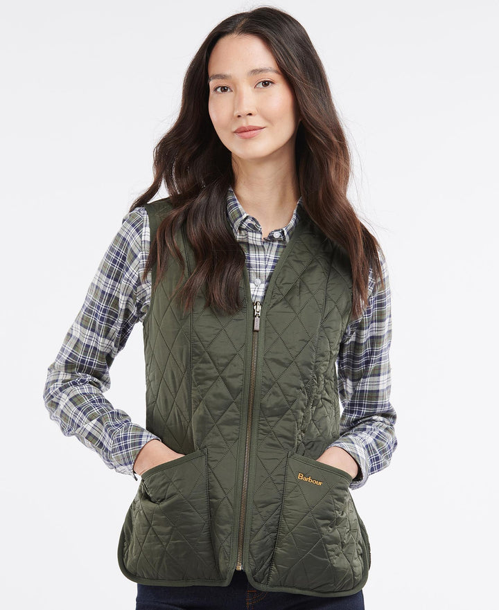 Barbour mørk oliven vest - på modell forfra