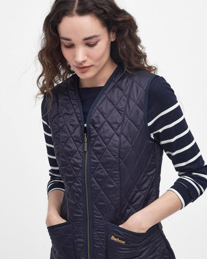Barbour marineblå vest - på modell