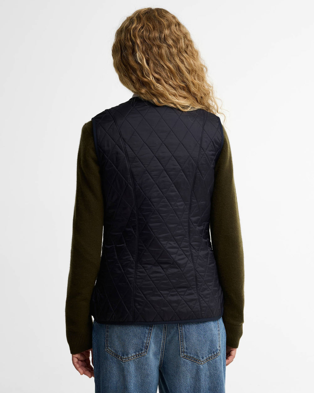 Barbour marineblå vest - på modell bakfra