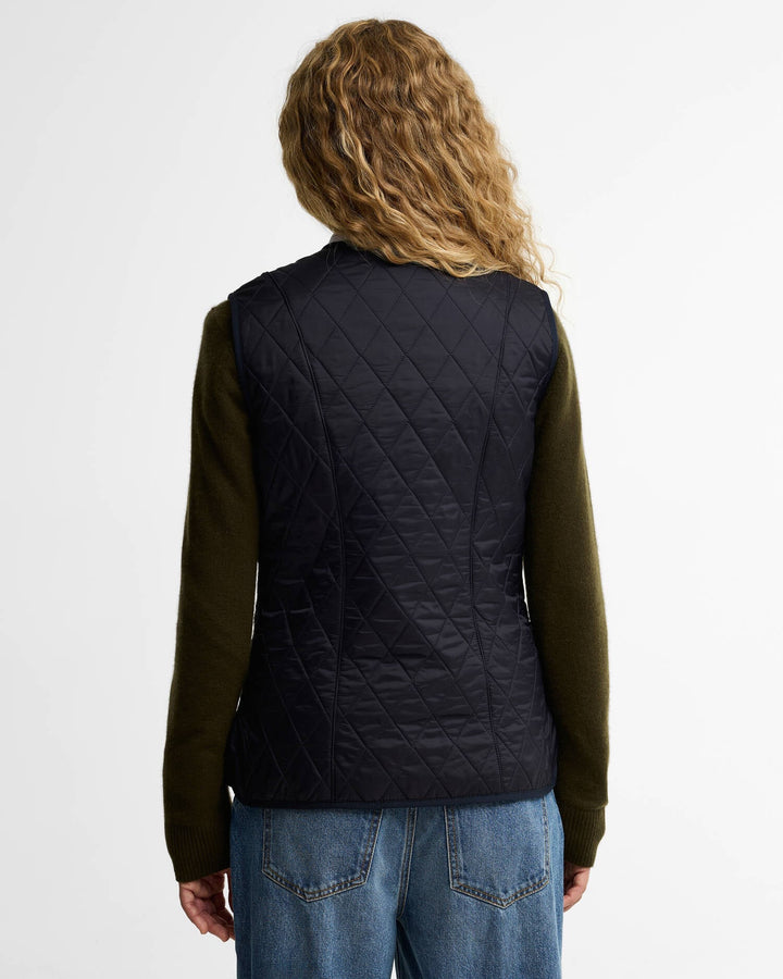 Barbour marineblå vest - på modell bakfra