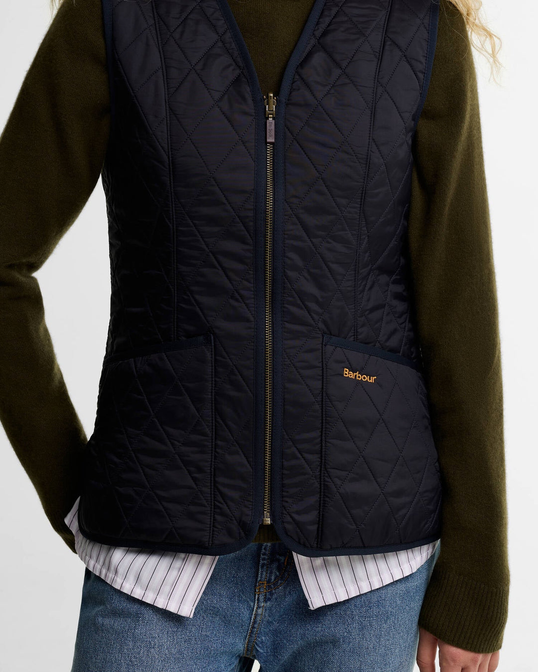 Barbour marineblå vest - på modell forfra