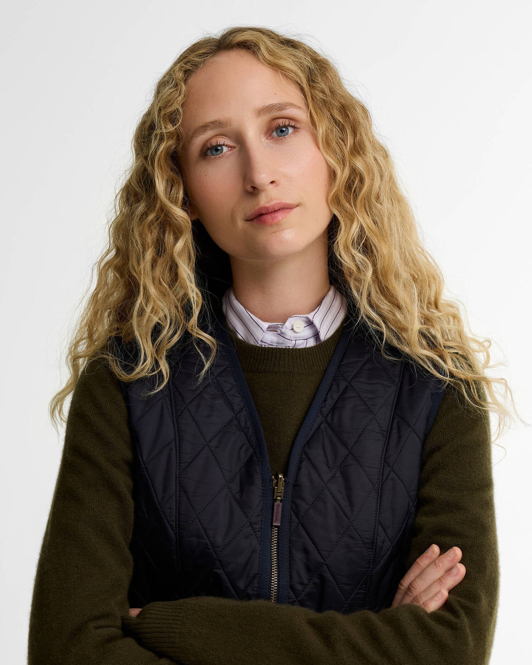 Barbour marineblå vest - på modell forfra