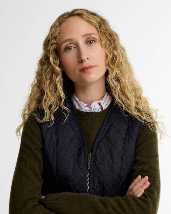 Barbour marineblå vest - på modell forfra