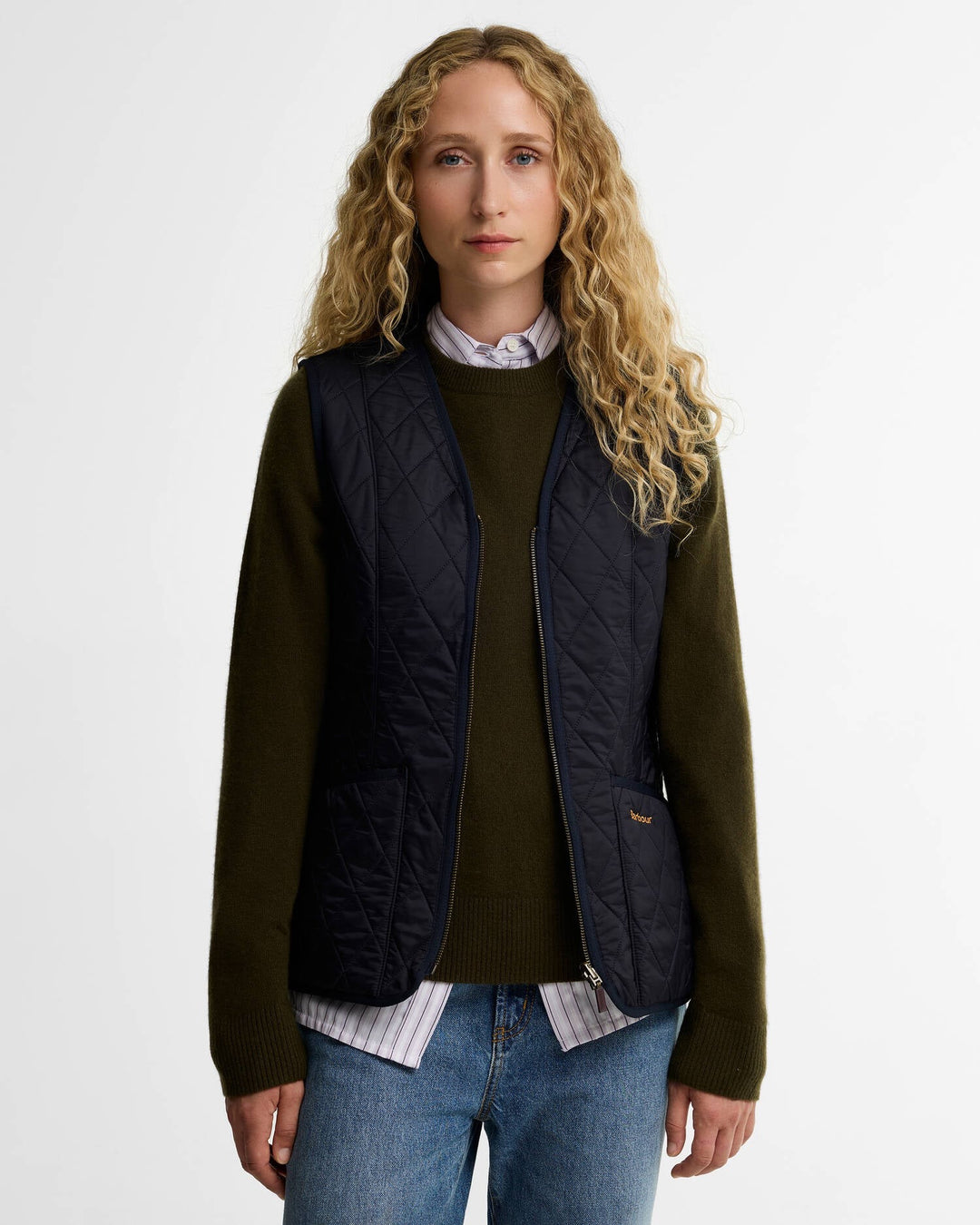 Barbour marineblå vest - på modell forfra