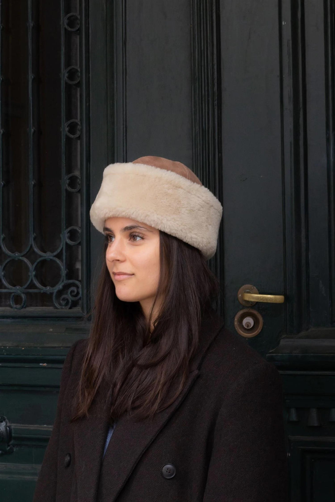 BECKSÖNDERGAARD beige tilbehør lue - på modell fra siden