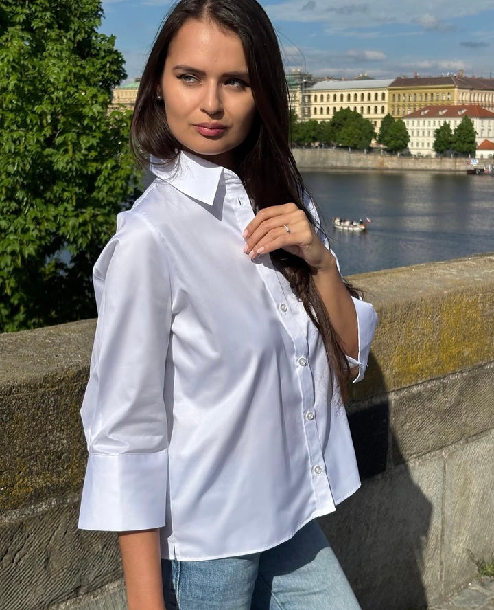By Hazel hvit skjorte - på modell fra siden