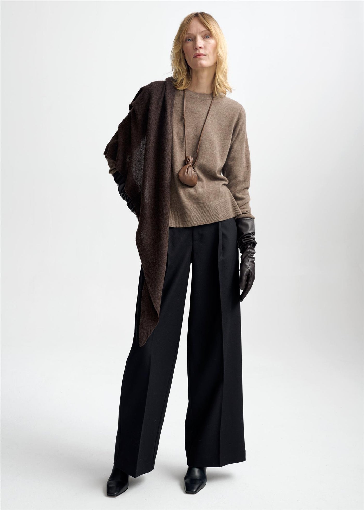 Mira Wool Cash Scarf, Espresso fra Christian Aks hos Tråkk Inn