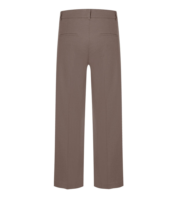 Bakside av beige bukser med vide ben, baklommer med klaff og strukturert linning