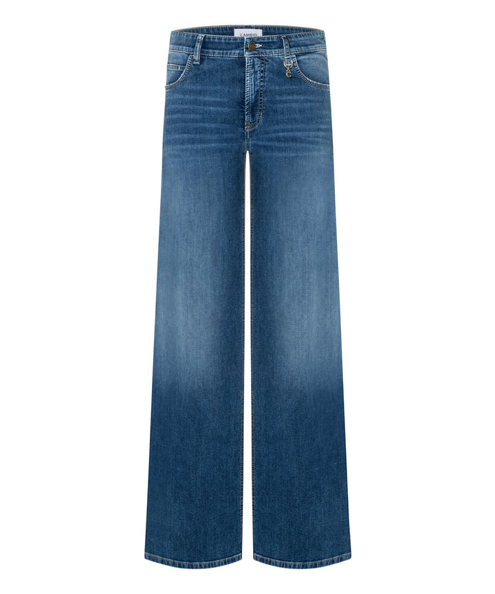 Medium blå wide leg jeans med høy linning, frontsett på hvit bakgrunn, hele buksen synlig