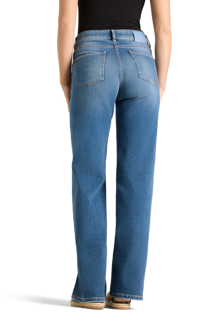 Bakside av medium blå jeans med høy linning, baklommer og rett vid benkutt på modell