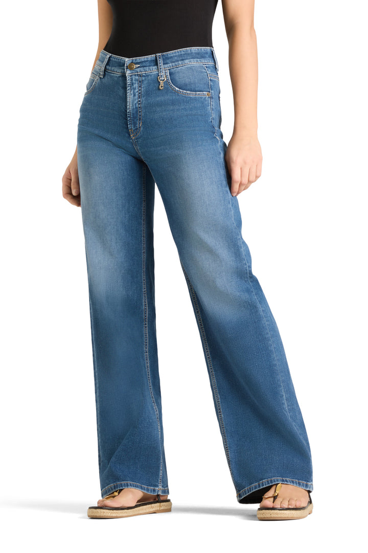 Frontsett av medium blå jeans med høy linning og vid benkutt på stående modell