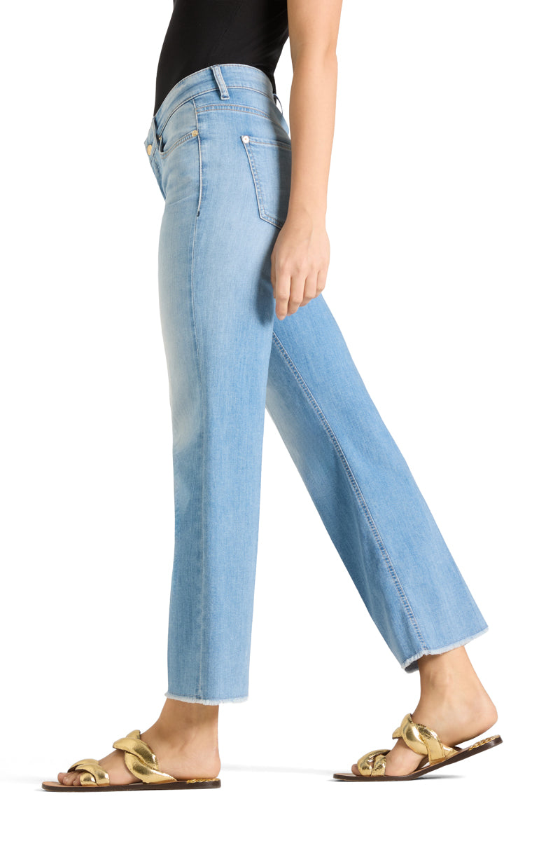 Cambio lys blå bukse jeans - på modell fra siden