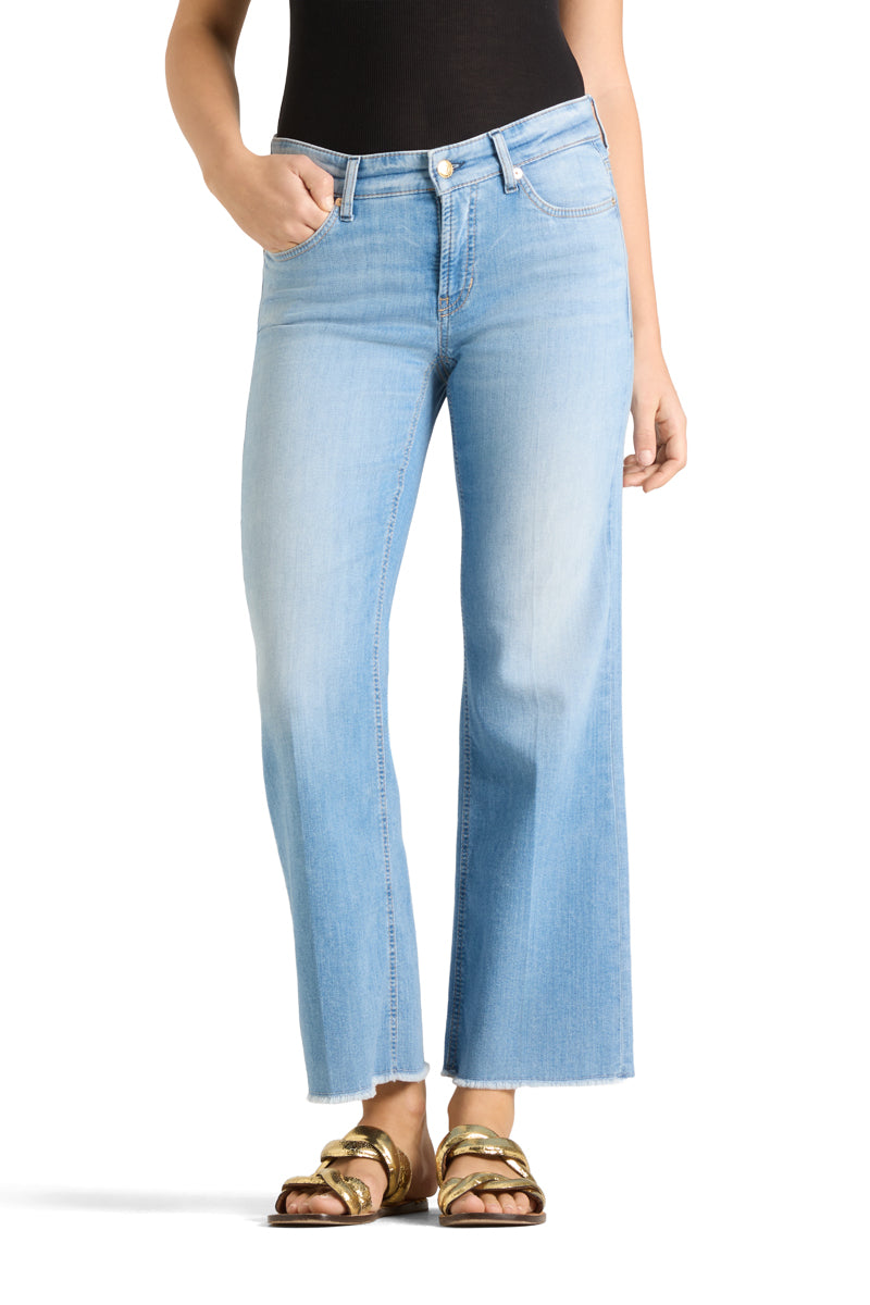 Cambio lys blå bukse jeans - på modell forfra