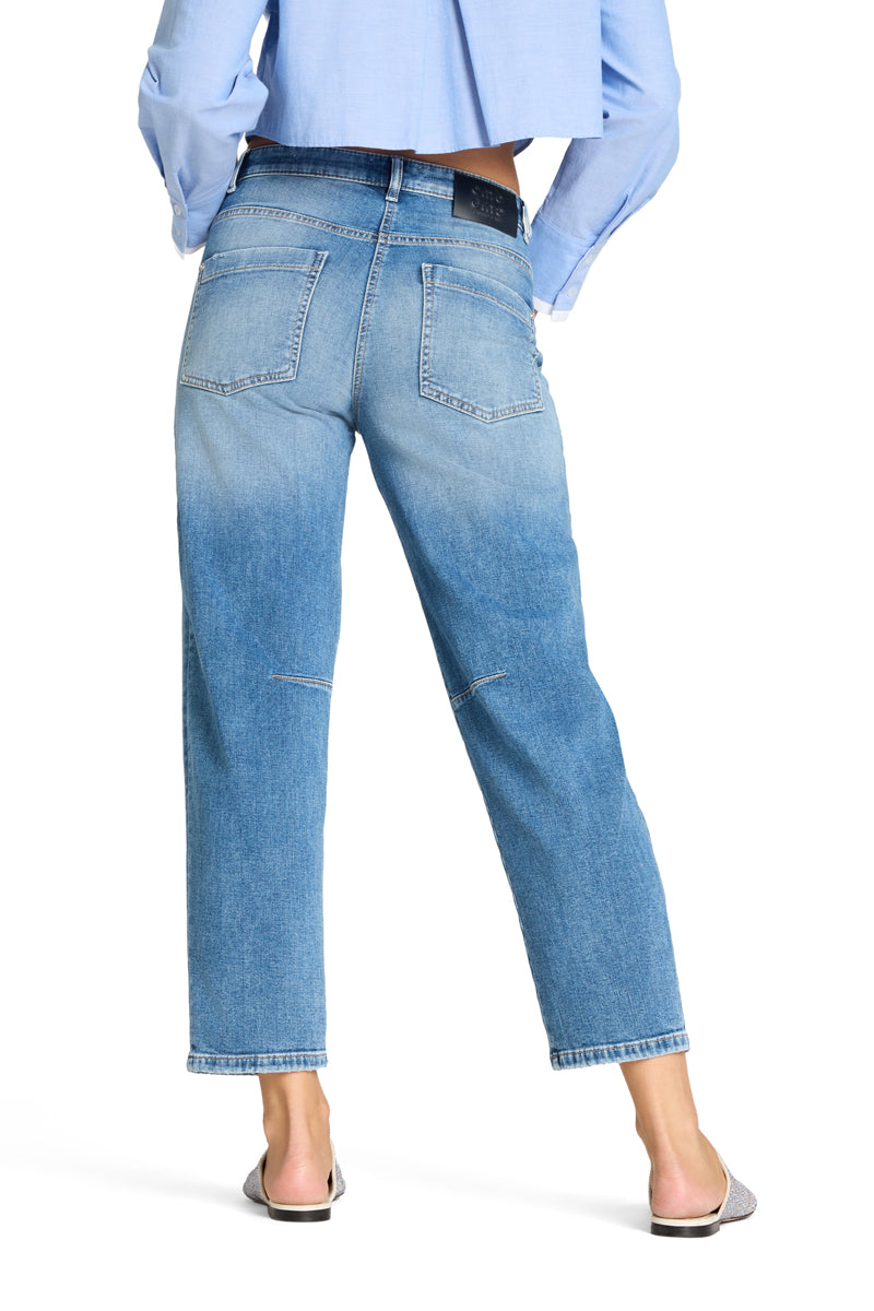 Cambio blå bukse jeans - på modell bakfra