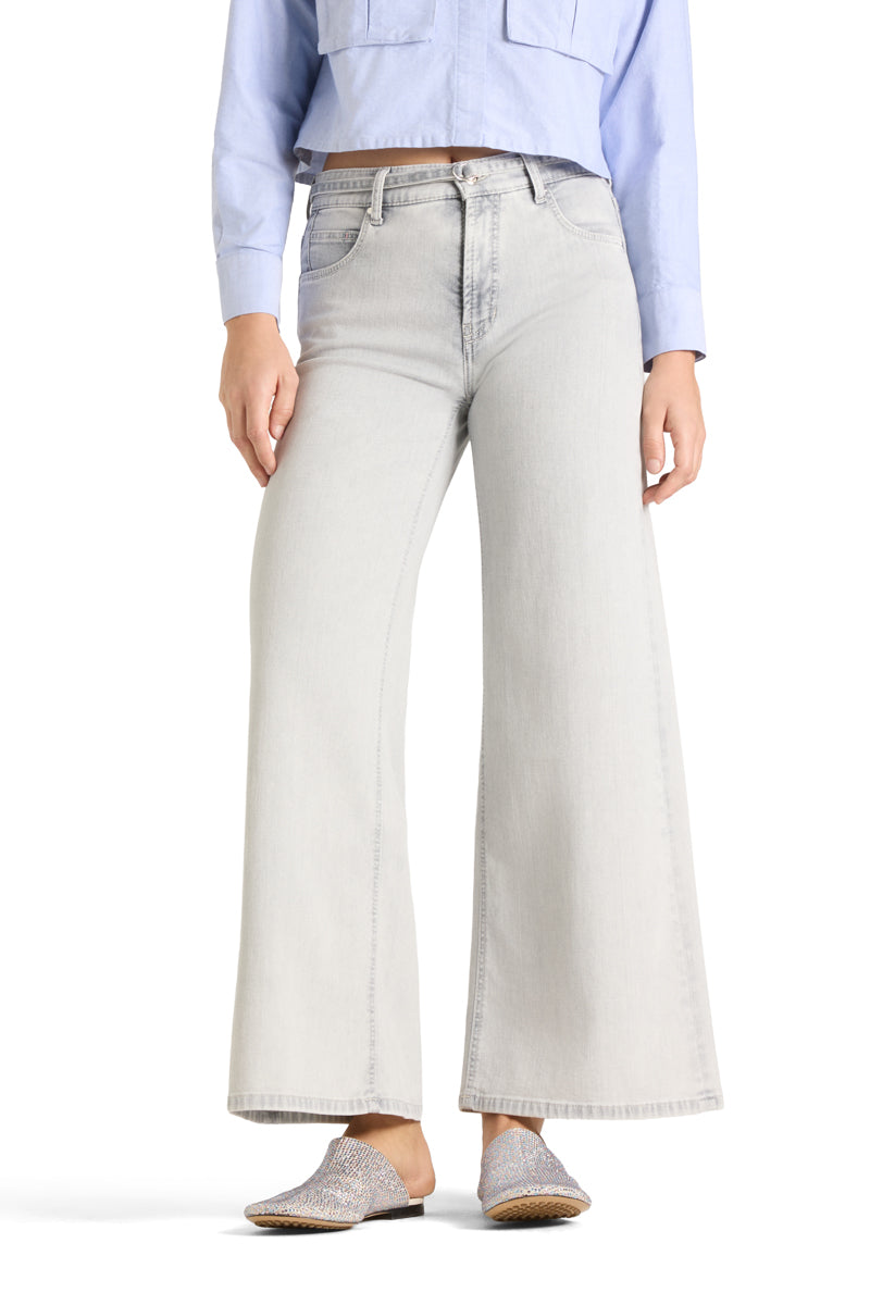Cambio lys grå bukse jeans - på modell forfra