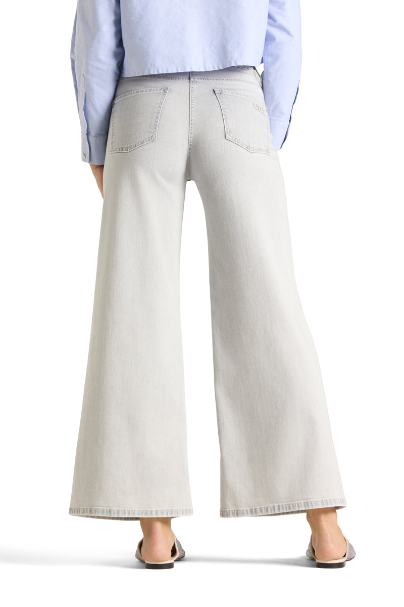 Cambio lys grå bukse jeans - på modell bakfra