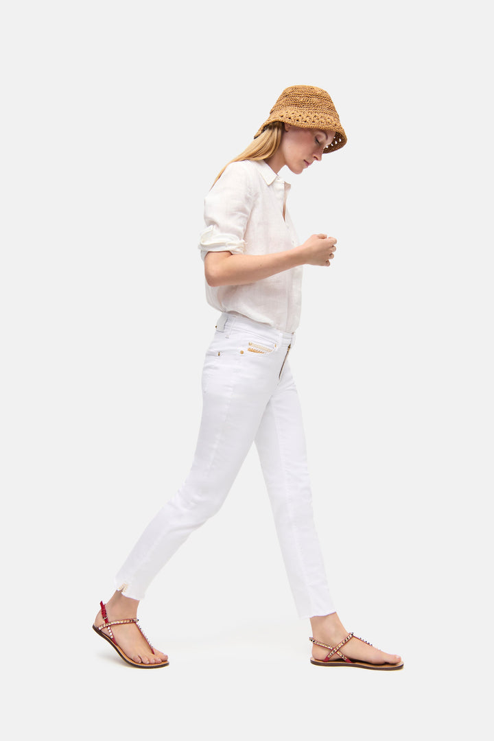 Cambio hvit bukse jeans - på modell fra siden
