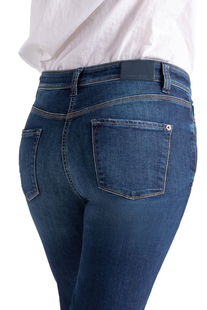 Cambio mellomblå bukse jeans - på modell bakfra