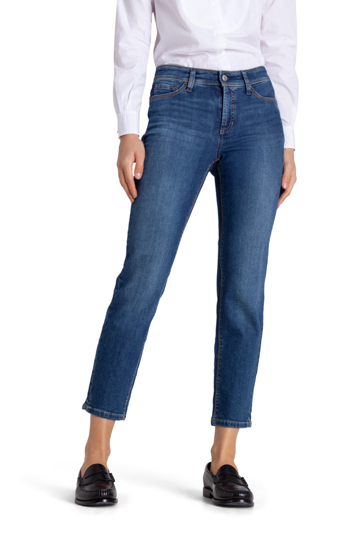 Cambio mellomblå bukse jeans - på modell forfra