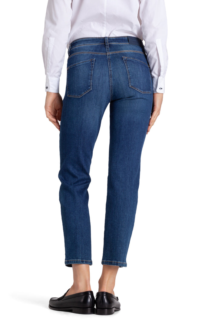 Cambio mellomblå bukse jeans - på modell bakfra