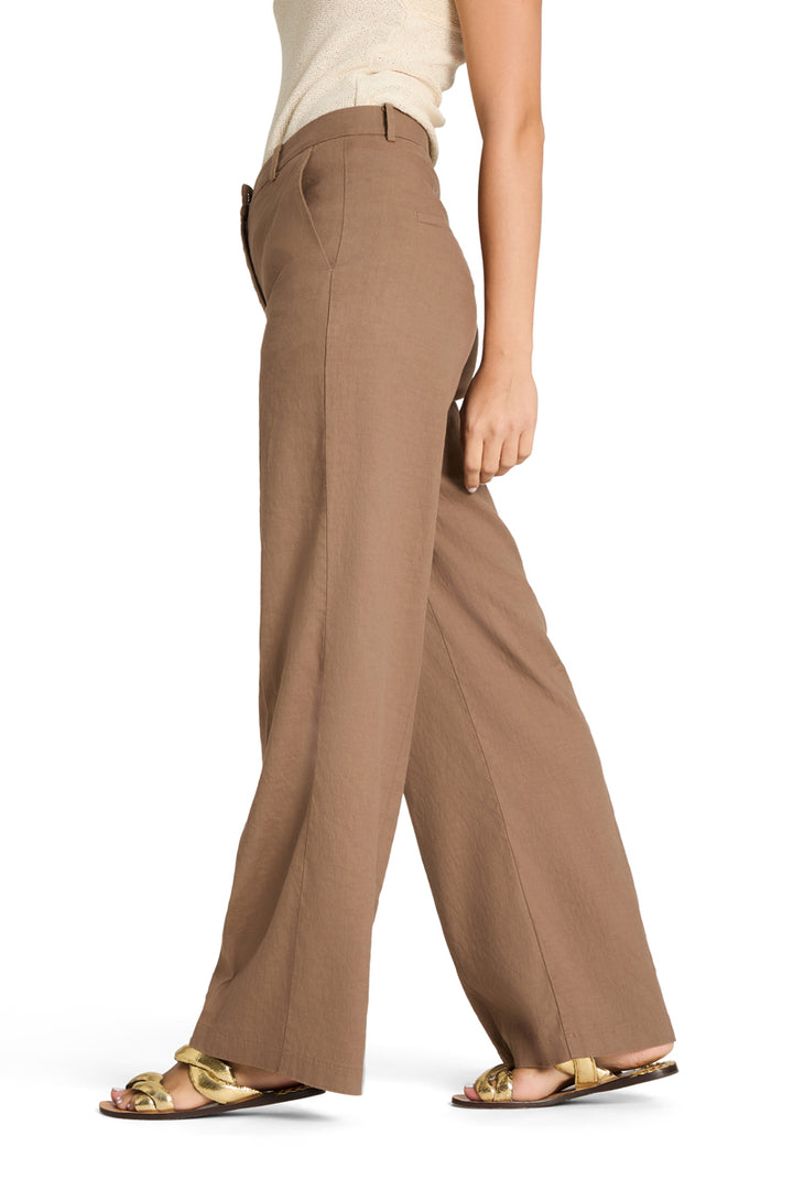 Cambio beige bukse - på modell fra siden