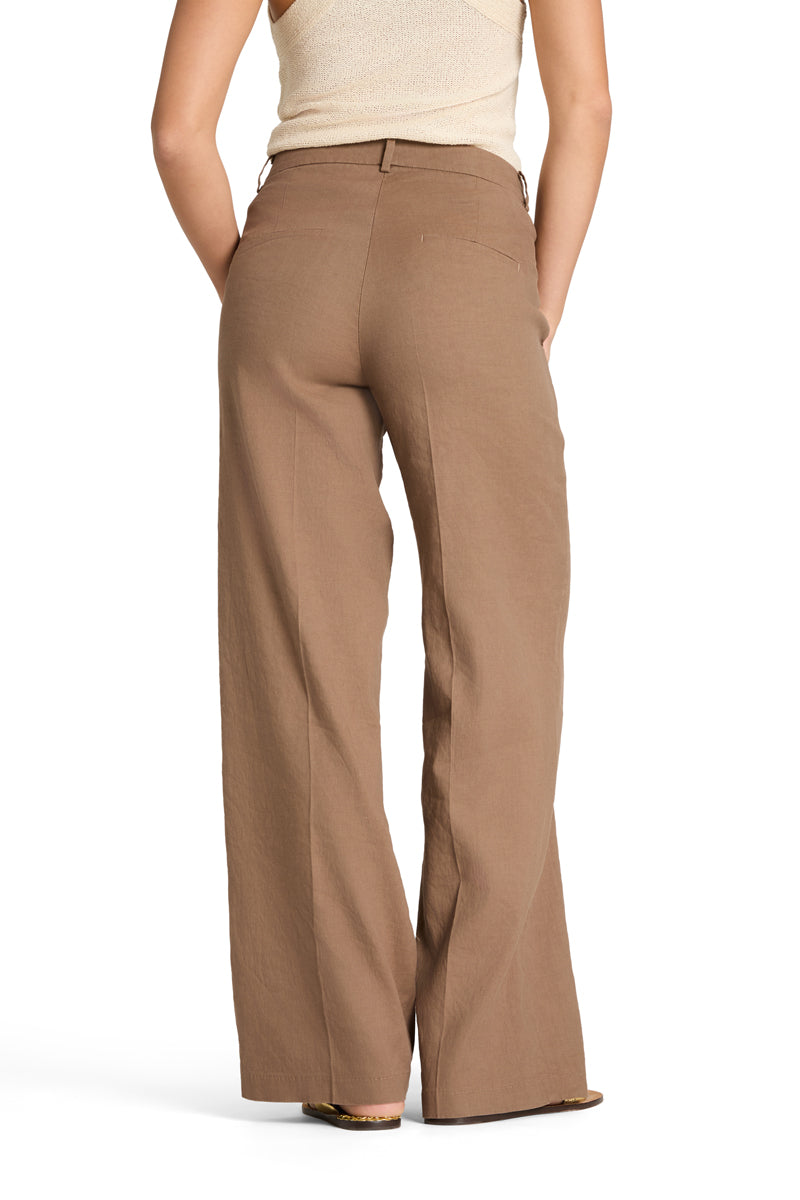 Cambio beige bukse - på modell bakfra