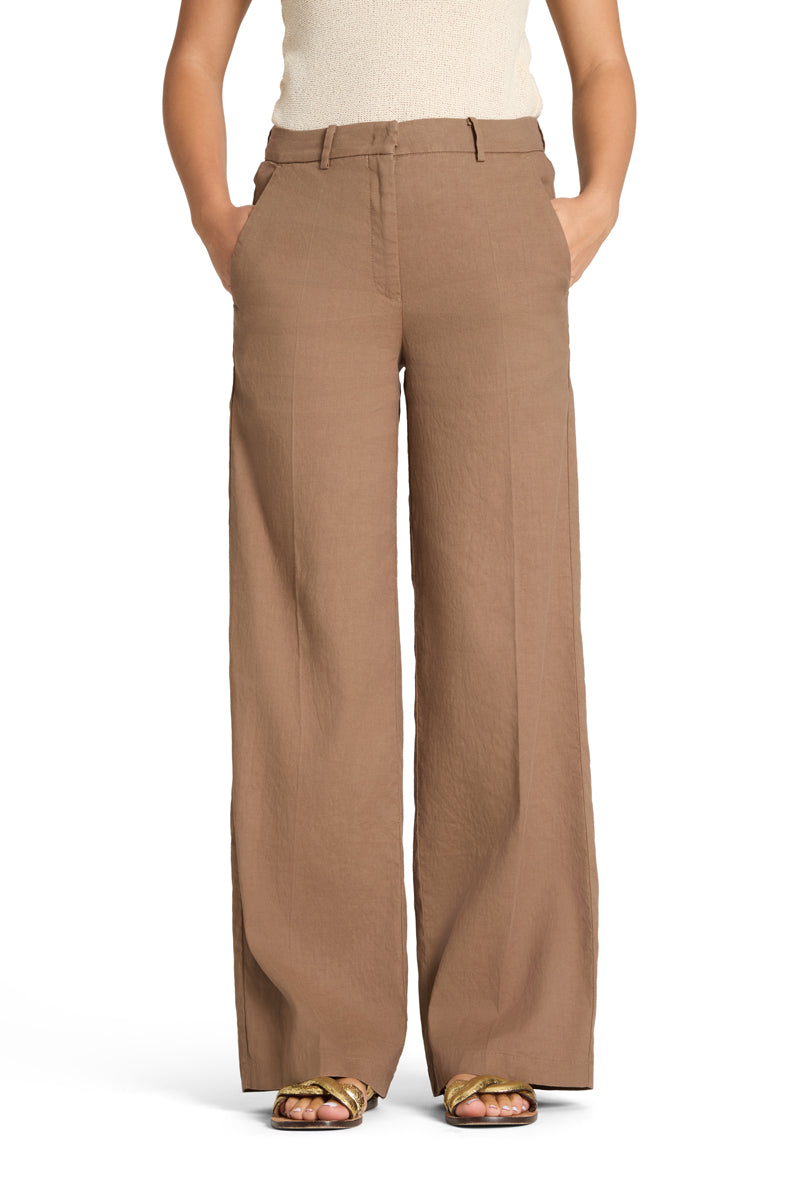 Cambio beige bukse - på modell forfra