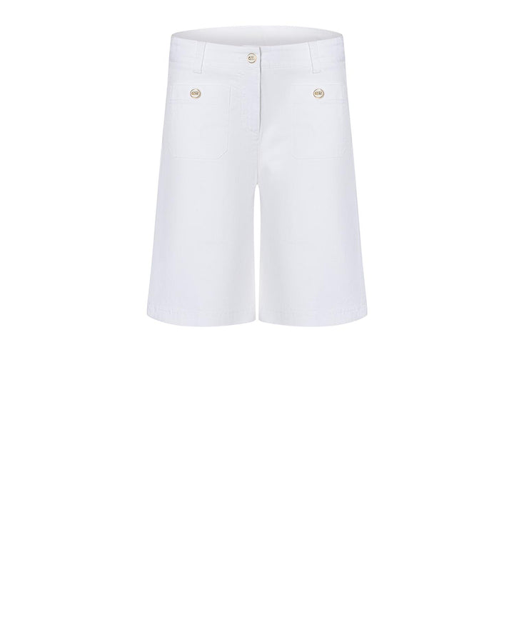 Hvite shorts med gulltonede knapper og lommer, frontsett på hvit bakgrunn