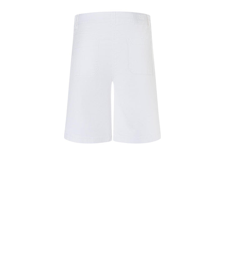 Bakside av hvite shorts med klassisk fem-lommedesign og gullfarget merkelogo på baklomme