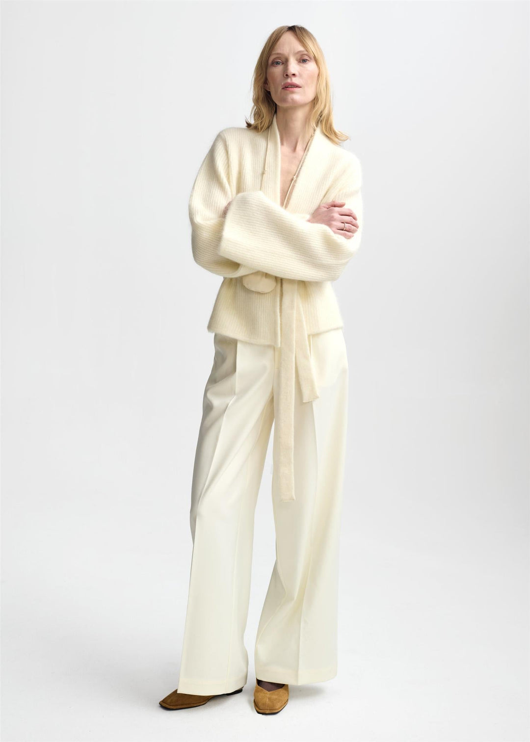 Christian Aks eggshell cardigan - på modell 1