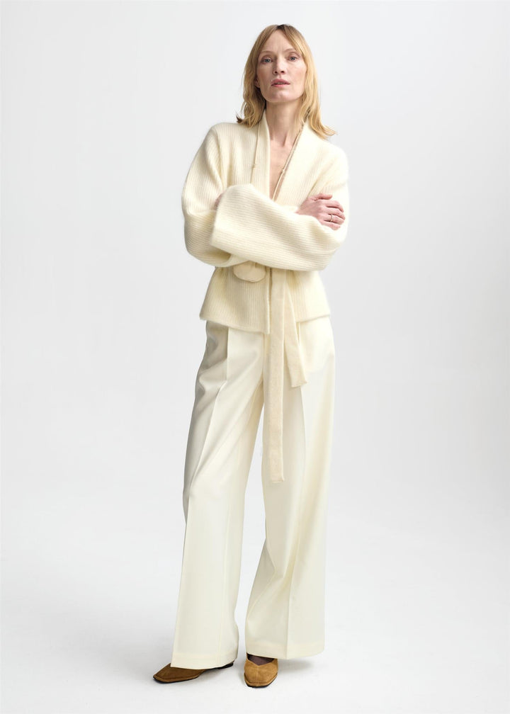 Christian Aks eggshell cardigan - på modell 1