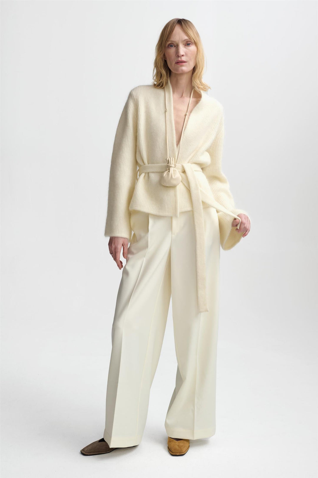 Christian Aks eggshell cardigan - på modell 2
