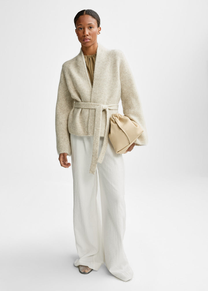 Christian Aks hvetebeige cardigan - på modell forfra
