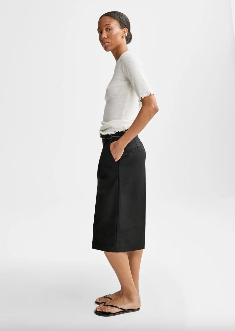 Christian Aks svart shorts - på modell fra siden